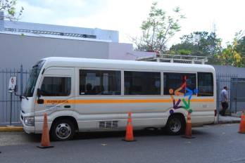 Bus de uso oficial en el que se transportó a funcionarios del Senniaf hacia la Asamblea Nacional durante la citación a la ministra de desarrollo social, Beatriz Carles.
