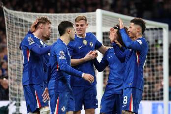 Cole Palmer celebra con sus compañeros tras marcar el segundo gol del Chelsea frente al Brentford en el partido de la Premier League.