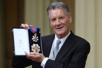 El actor y presentador de televisión británico Michael Palin posa con sus medallas tras ser nombrado Caballero Comendador de la Orden de San Miguel y San Jorge (KCMG) durante una ceremonia de investidura en el Palacio de Buckingham, Londres, el 12 de junio de 2019.