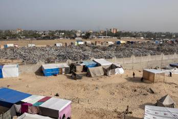 Desplazados palestinos viven en tiendas de campaña montadas junto a montañas de basura cerca de Jan Yunis, al sur de Gaza.