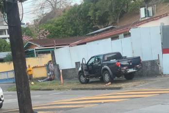 Según los vecinos, el lote en cuestión ha sido cercado con hojas de zinc.