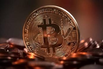 El convenio permitiría el pago de servicios municipales con criptomonedas.