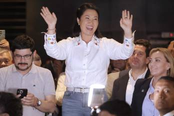 Keiko Fujimori es hija del expresidente fallecido Alberto Fujimori que gobernó a Perú por 10 años hasta su destitución por el Congreso peruano.