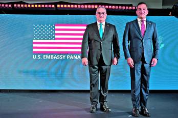El ministro de la Presidencia, Juan Carlos Orillac, y el embajador estadounidense Kevin Marino Cabrera.
