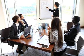 Líder empresarial y su equipo analizan las métricas de la era híbrida en un entorno “NAVI”.