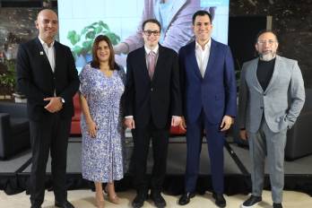 Óscar Sosa, Karla Mola, Leonardo Grinspan, Bruno Basile y Alexis Espino. Foro de responsabilidad social.