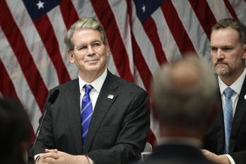 Fotografía del secretario del Tesoro de Estados Unidos, Scott Bessent (izq.).