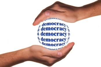 Erosión de la democracia y velocidad de la IA