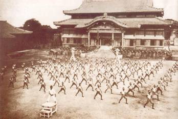 Durante el imperialismo y militarismo rampantes de la era showa Funakoshi revaloró el arte marcial incorporando los rangos, colores de cinturones y uniformes del Judo.