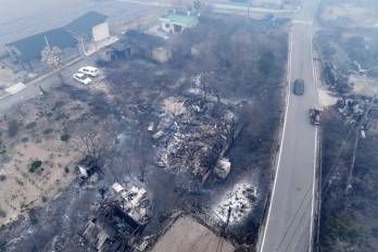 Los restos quemados de un edificio en un pueblo de Andong, sureste de Corea del Sur, el 26 de marzo de 2025.