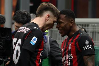 El jugador del Ac Milan Pervis Estupiñán (D) celebra el gol con Alexis Saelemaekers durante el partido de la Serie A que han jugado Milan e Inter en el Giuseppe Meazza stadium de Milan, Italia. EFE/EPA/MATTEO BAZZI
