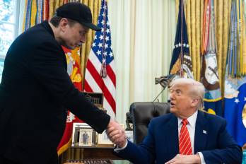 Fotografía de archivo del 30 de mayo de 2025 del presidente estadounidense, Donal Trump (d), saludando al empresario sudafricano Elon Musk durante una conferencia de prensa en el Despacho Oval de La Casa Blanca en Washington, D. C.