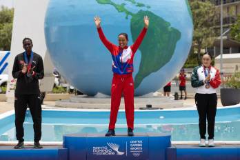 Marlies Mejías (c) de Cuba gana medalla de oro en la competencia de ciclismo de ruta de 123.8 kilómetros, en los XXV Juegos Centroamericanos y del Caribe Santo Domingo 2026.