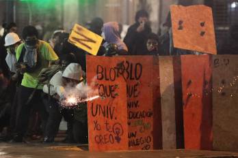 Manifestantes se enfrentan con agentes de la policía antidisturbios durante una protesta contra el presidente interino de Perú, José Jeri, en Lima el 15 de octubre de 2025.