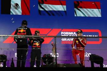 (I-D) El piloto de Red Bull Racing, el mexicano Sergio Perez, junto al ganador del GP el neerlandés Max Verstappeny el tercero en la carrera, el piloto de Ferrari Charles Leclerc, monegasco, celebran el podio en Yeda.