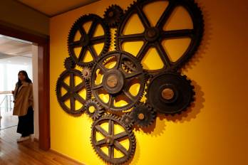 La idea de realizar la exhibición surge de la necesidad de hacer algo con el acervo de más de 170.000 objetos que posee el museo.
