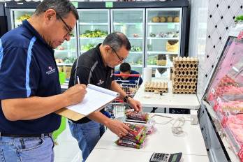 Inspectores del Departamento de Metrología de la Acodeco verifican el peso y contenido neto de productos preempacados en establecimientos comerciales.