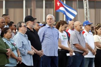 Imagen de archivo del presidente de Cuba, Miguel Díaz-Canel (c), participa la caravana llamada 'Parada Juvenil Antiimperialista sobre Ruedas', en La Habana (Cuba).