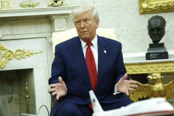 El presidente Donald Trump responde a la pregunta de la prensa durante una reunión con el primer ministro israelí, Benjamin Netanyahu, en la Oficina Oval de la Casa Blanca el 7 de abril de 2025 en Washington, D.C.