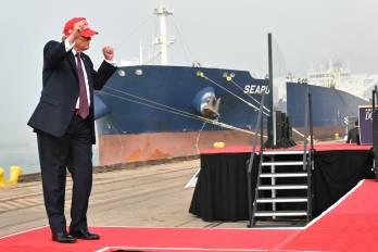 Trump se retira tras pronunciar declaraciones sobre el petróleo de Venezuela en el puerto de Corpus Christi, en Texas.