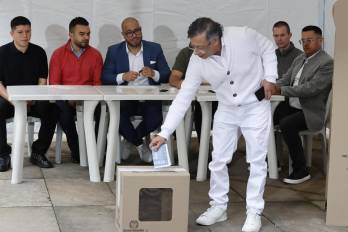 El presidente de Colombia, Gustavo Petro, vota este domingo en Bogotá.