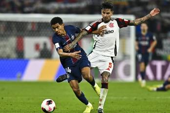 El jugador del PSG, Senny Mayulu (izq.) trata de zafarse de Erick Pulgar, del CR Flamengo, durante la final de la Copa Intercontinental.