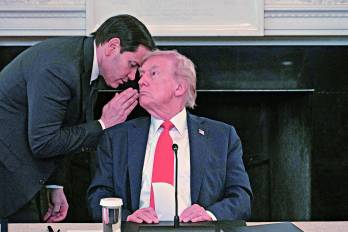 El secretario de Estado, Marco Rubio, susurra al oído del presidente Trump tras darle un papel en el que le anuncia la inminencia de un acuerdo de paz en Gaza.