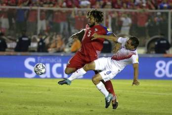 Román Torres hace contacto con el balón a los 88’. Es una de las imágenes más significativas al convertirse en el gol que le dará a Panamá el triunfo 2-1, para llevarle al mundial.