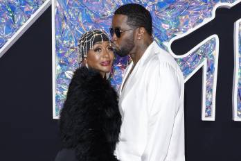 Diddy (der.) y su madre, Janice Combs, asisten a los MTV Video Music Awards 2023 en el Prudential Center el 12 de septiembre de 2023 en Newark, Nueva Jersey.