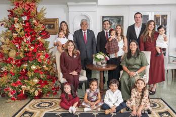 La primera dama en un retrato familiar para las festividades de navidad.