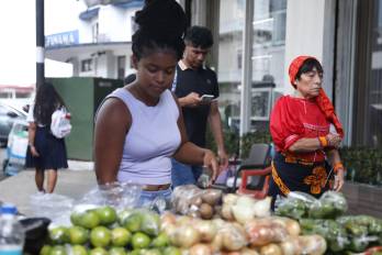 La mayoría de las mujeres informales recurren a la buhonería como un mecanismo rápido para generar ingresos, a través de la venta de alimentos o artículos.