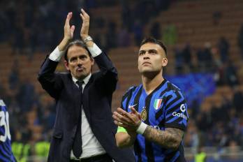 El técnico del Inter Milan, Simone Inzaghi (izq.) y Lautaro Martínez.