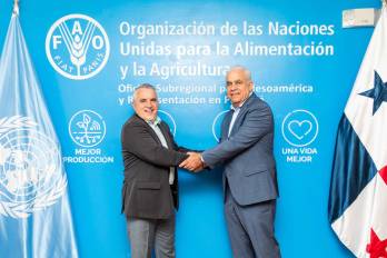 El Coordinador Subregional de la FAO en Mesoamérica, Adoniram Sanches Peraci con el ministro de Desarrollo Agropecuario, Roberto Linares.
