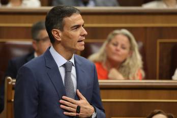 El presidente del gobierno español, Pedro Sánchez, gesticula mientras habla durante una sesión parlamentaria en el Congreso de los Diputados en Madrid, el 18 de junio de 2025.