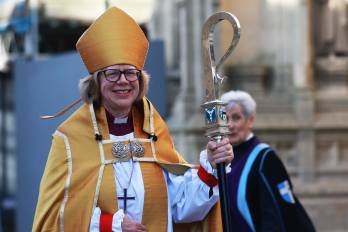 Sarah Mullally se despide tras su instalación como arzobispo de Canterbury en la Catedral de Canterbury, Reino Unido, 25 de marzo.