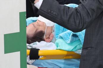 Lee está fuera de peligro, informaron los medios locales tras el ataque ocurrido en un sitio en construcción en la ciudad portuaria de Busan.