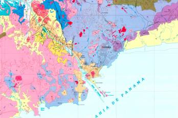 Mapa geológico de la ciudad de Panamá que muestra el trazado de la falla de Pedro Miguel (de noreste a suroeste, atravesando el Canal) y las áreas de mayor riesgo sísmico como la caldera de Clayton, Albrook y la zona de Costa del Este, debido a su característica de suelos sedimentarios.
