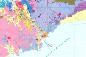 Mapa geológico de la ciudad de Panamá que muestra el trazado de la falla de Pedro Miguel (de noreste a suroeste, atravesando el Canal) y las áreas de mayor riesgo sísmico como la caldera de Clayton, Albrook y la zona de Costa del Este, debido a su característica de suelos sedimentarios.