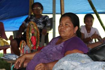 Una imagen de la Virgen de Guadalupe, una vela consumida y una caja de fósforos forman el altar improvisado por las familias refugiadas en El Barrero.