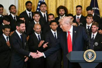 Lionel Messi (izq) estrecha la mano de Donald Trump durante su visita a la Casa Blanca.