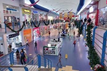 Compradores en un centro comercial en Panamá.