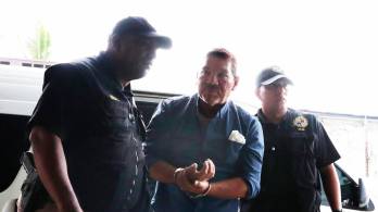 Genaro López al momento de llegar a las instalaciones del Sistema Penal Acusatorio en Plaza Ágora.