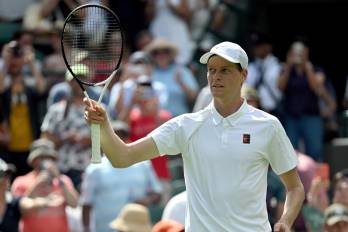 El italiano Jannik Sinner celebra su victoria en su debut en Wimbledon ante el italiano Luca Nardi.