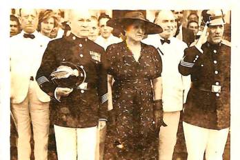 Presidente de Panamá, Juan Demóstenes, junto a su esposa y funcionarios públicos presenciando las ceremonias de homenaje por el Jubileo de Oro del Cuerpo de Bomberos de Panamá, 1937.