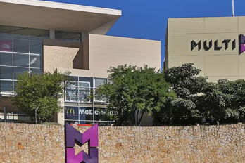 Fachada del centro comercial, Multiplaza, ubicado en Escazú, Costa Rica.