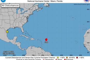Imagen tomada de la página oficial del Centro Nacional de Huracanes que muestra el mapa de la tormenta tropical Erin en el Atlántico.