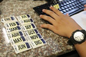 Propietarios de vehículos pueden retirar sus calcomanías de julio 2025.