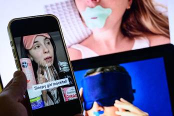 Esta fotoilustración, tomada en Washington, D. C., el 14 de julio de 2025, muestra imágenes en internet y redes sociales de “sleepmaxxing”, con vendajes bucales, antifaces y bebidas. Desde vendajes bucales hasta balanceos de cuello con cuerdas, una tendencia viral en redes sociales promueve rutinas extremas para la hora de dormir que prometen un sueño perfecto, a pesar de la escasa evidencia médica y los posibles riesgos de seguridad.