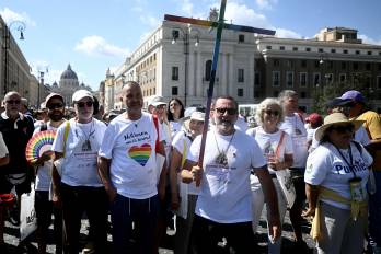 Peregrinos marchan ante la Puerta Santa de la Basílica de San Pedro durante el Jubileo.