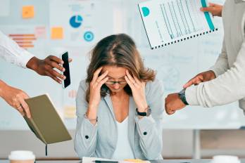 Alexandra, una trabajadora panameña de 38 años, vive con el síndrome de burnout. Como ella, miles en el país enfrentan agotamiento, estrés y falta de motivación por la presión laboral.